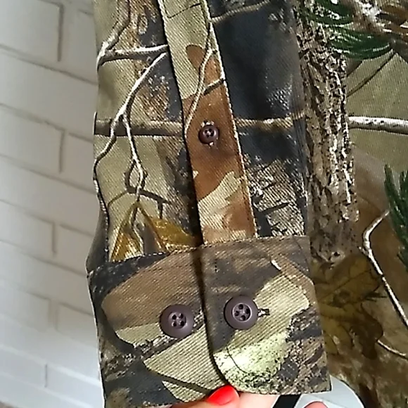 Cabela's Realtree Camo Button Down Shirt. Size Medium NWT - Picture 4 of 11
